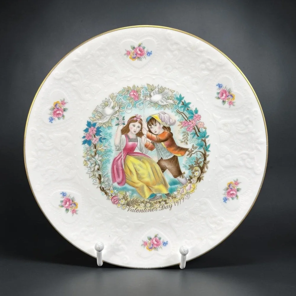 Royal Doulton Valentines Day 1979 Collector Plate Bone China Gold Trim 8 Inch